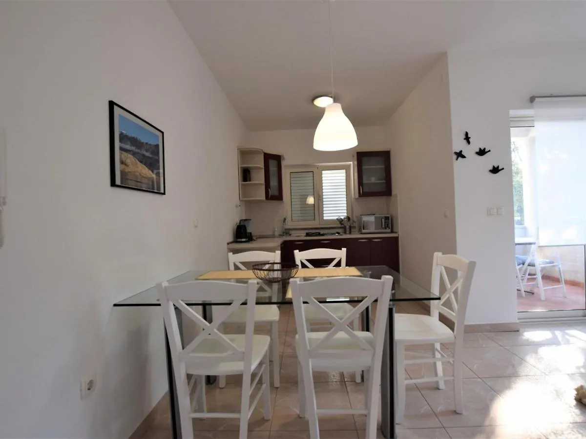 Spacious Apartment In Mandre With Terrace