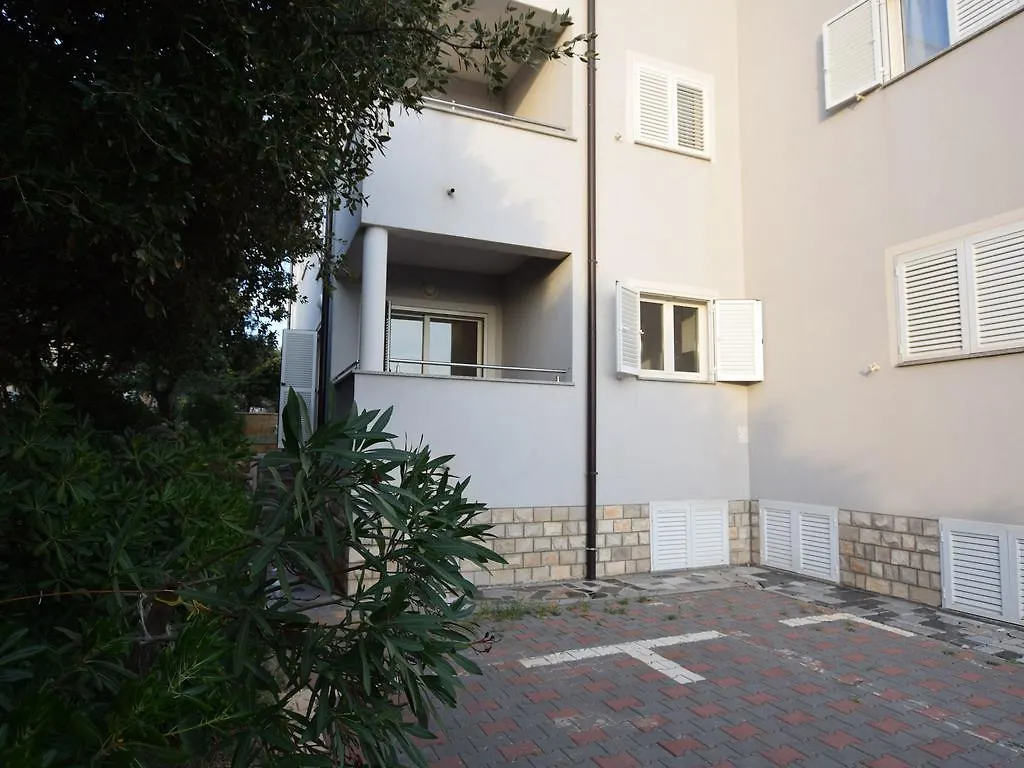 Spacious Apartment In Mandre With Terrace